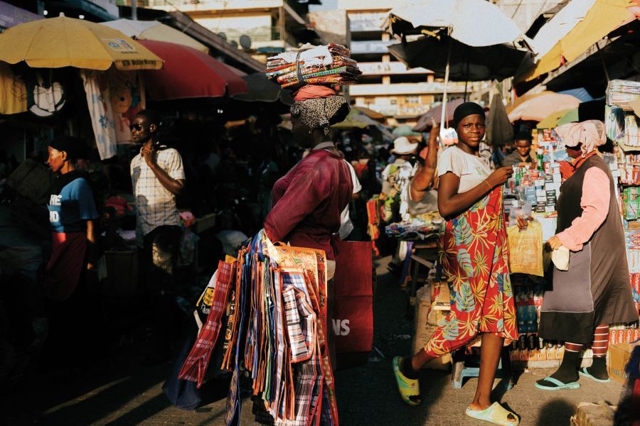Una escena del Makola market, donde las mujeres trabajan cargando mercadería. Un oficio duro y peligroso especialmente para chicas vulnerables.