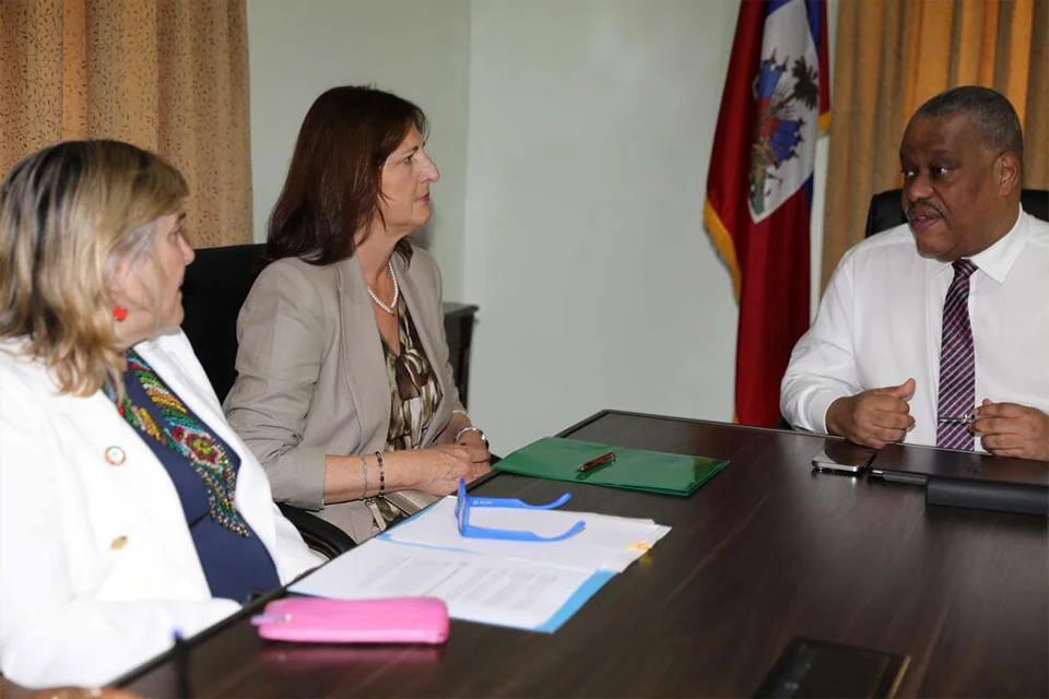 La Directora Regional del UNFPA, Susana Sottoli, y la Directora Regional de ONU Mujeres, Maria Noel Vaeza, se reunieron con el Primer Ministro Garry Conille para evaluar la crisis humanitaria y alinear la respuesta de ambas agencias hacia las prioridades nacionales. ©UNFPA Haití